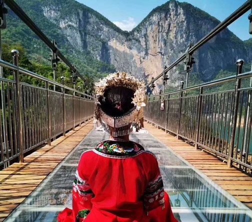 网红景区玻璃吊桥