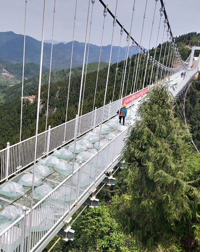 通山龙隐山玻璃吊桥