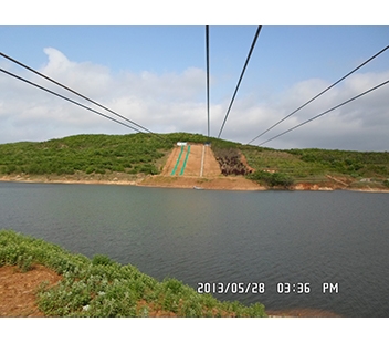 河道水上空中滑索